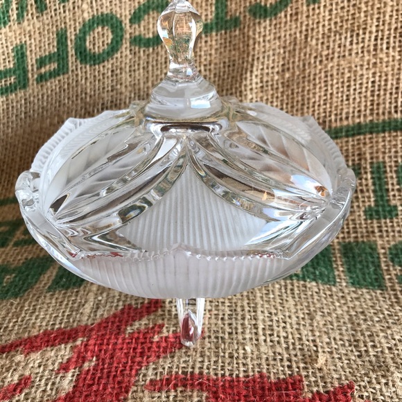 Crystal Footed Dish with Lid Frosted LEAF design - Picture 5 of 7